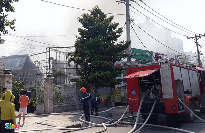 Chay gara oto o Sai Gon, 10 chiec xe bi thieu rui hinh anh 1 