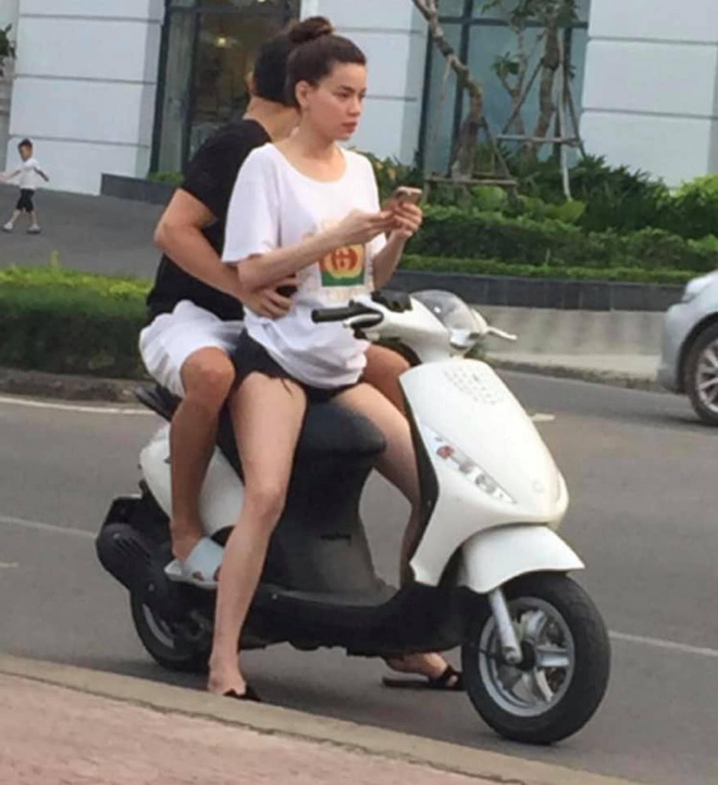 Hồ Ngọc Hà chở Kim Lý bằng xe máy mà không đội mũ bảo hiểm gây tranh cãi - Ảnh 1.