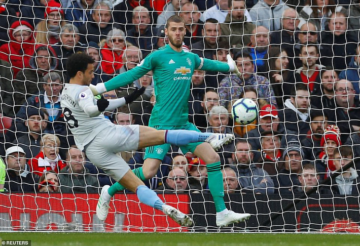 Trăm mối tơ vò, Man United hung hiểm vượt qua West Ham, run rẩy nhìn về phía Barca - Ảnh 1.