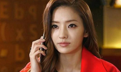Từ vết xước trên điện thoại, vợ dằn mặt khiến bồ của chồng nhục nhã
