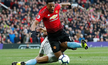 Trăm mối tơ vò, Man United hung hiểm vượt qua West Ham, run rẩy nhìn về phía Barca