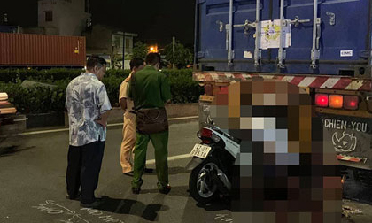 Xe máy cắm đầu vào đuôi xe container, nam thanh niên chết thảm