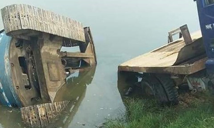 Xe tải chở máy xúc đâm xe máy điện, 3 học sinh thương vong
