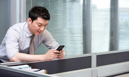Đang hàn gắn hôn nhân chồng vẫn nhắn tin 'tâm sự trong sáng' với bồ cũ già