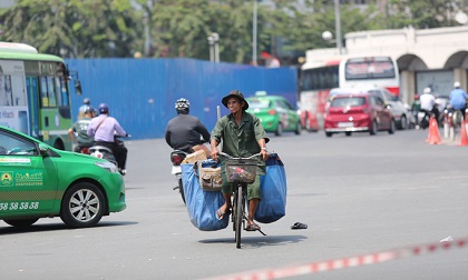 Nắng nóng ngộp thở, nhiệt độ ngoài trời ở TP HCM có thể trên 40 độ C