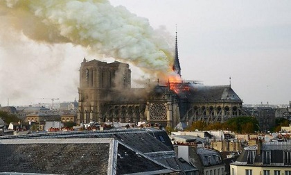 Pháp: Cháy Nhà thờ Đức Bà Paris bốc cháy dữ dội trong đêm