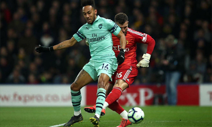 Thủ môn cũ MU 'tặng quà', Arsenal thắng nghẹt thở