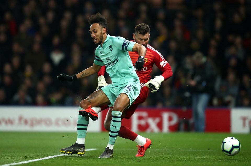 Thủ môn cũ MU 'tặng quà', Arsenal thắng nghẹt thở