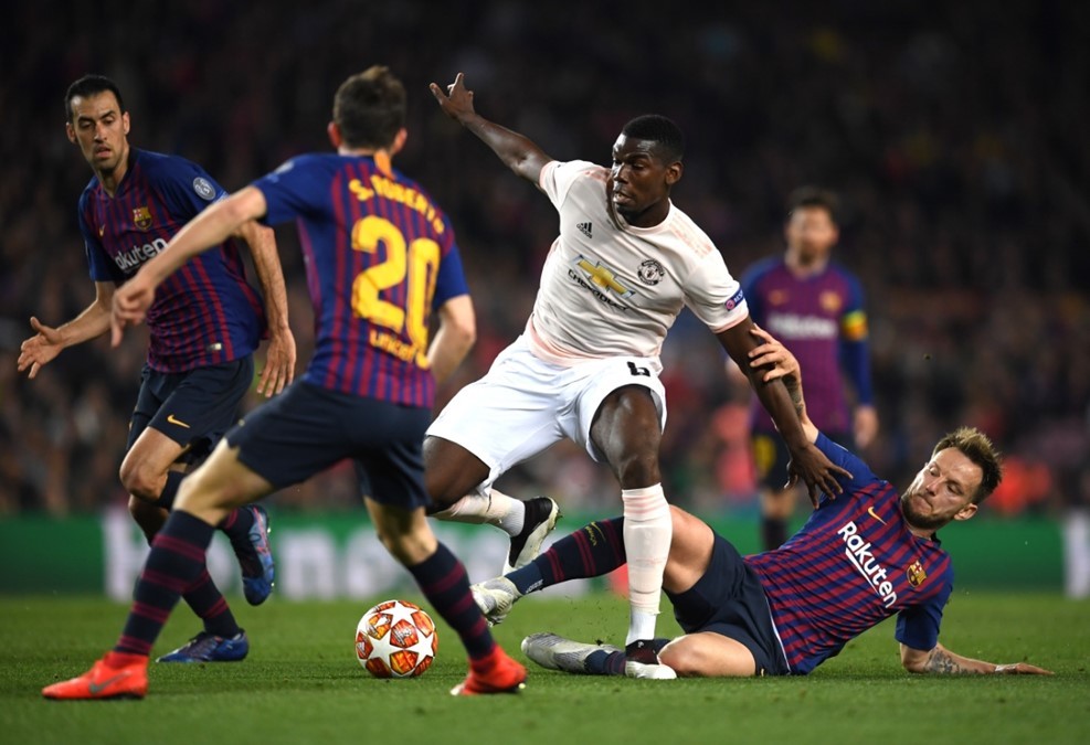 Messi chói sáng, Barca tiễn MU rời Champions League