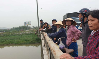 Ôm con nhỏ 1 tuổi bất lực nhìn vợ nhảy cầu ở Thanh Hóa