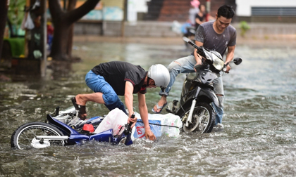 Người Sài Gòn ngã nhào trong mưa ngập đầu mùa