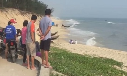 Đi tắm biển cùng nhóm bạn, bé trai bị sóng cuốn tử vong