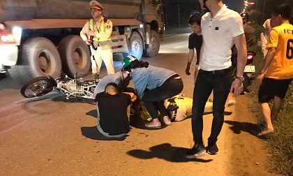 Hà Nội: Một CSGT bị thanh niên đi xe máy tông trọng thương