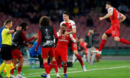 Hạ Napoli bằng siêu phẩm, Arsenal vào bán kết