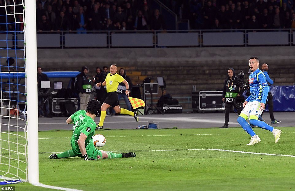 Hạ Napoli bằng siêu phẩm, Arsenal vào bán kết