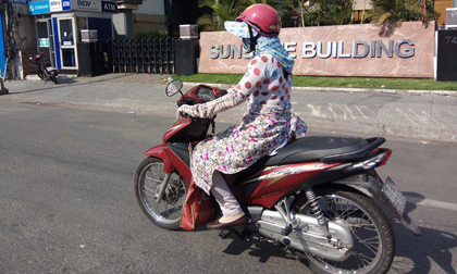 Sài Gòn nắng nóng kinh hoàng 40 độ C, người dân vật lộn ngoài đường, trong bệnh viện