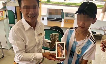 Cậu bé mang cả túi tiền lẻ trị giá 25 triệu đồng đi mua Iphone XS khiến dân mạng 'choáng váng'