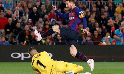 Messi kiến tạo, Barca tiệm cận ngôi vương