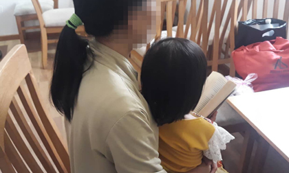 Người mẹ đau đớn tố cáo lão già xâm hại con gái 3 tuổi: 'Con bé nói ông ta làm con đau, hôn vào mặt con...'