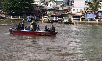 Ba người tranh cãi trên cầu, một người nhảy sông tự tử