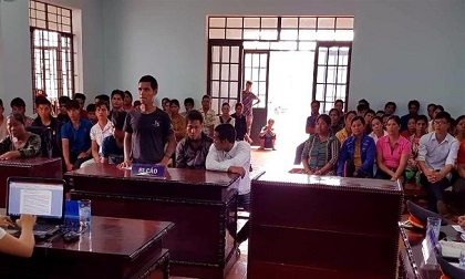 2 thanh niên đánh 6 công an để... giải cứu bạn