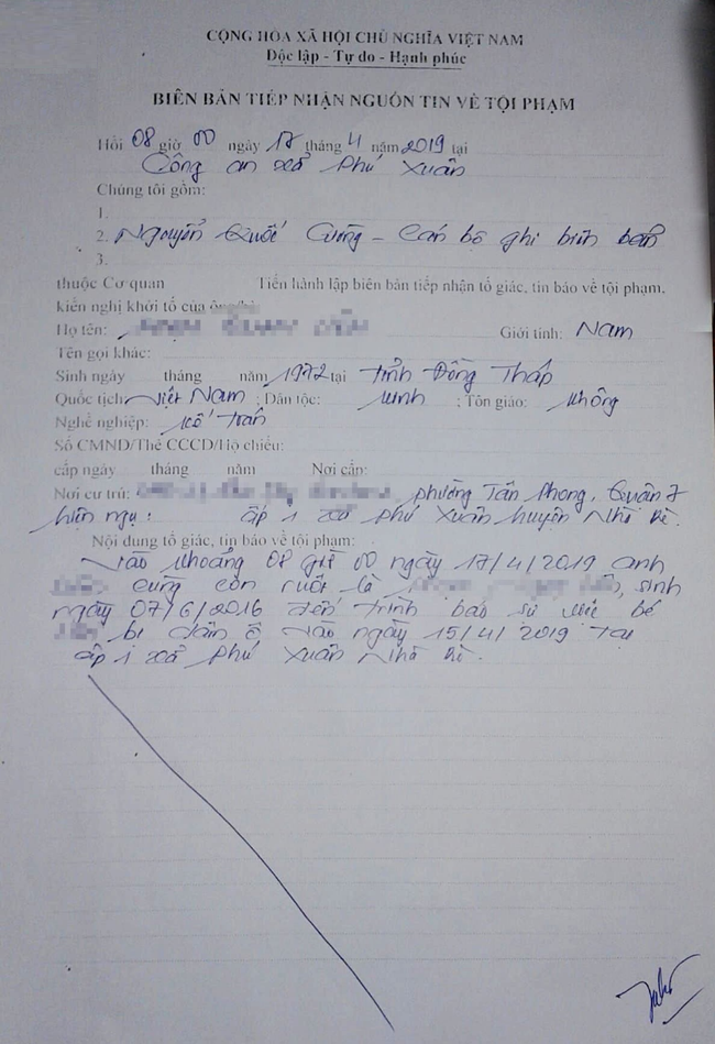 Vợ chồng tố ông lão 70 tuổi dâm ô con gái kêu cứu vì liên tục bị dọa giết - Ảnh 3. Vợ chồng tố ông lão 70 tuổi dâm ô con gái kêu cứu vì liên tục bị dọa giết - Ảnh 3.