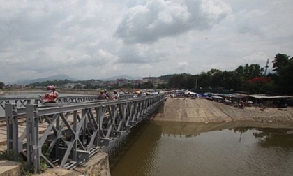 Tài xế say rượu lùi xe ô tô xuống sông Nậm Rốm