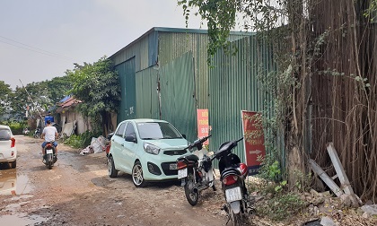 Hà Nội: Dân đốt rác, cả chục phương tiện trong bãi xe vi phạm bị thiêu rụi