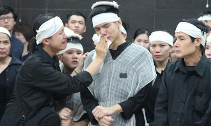 Đám tang nữ lao công bị 'xe điên' đâm: Hai con trai khản giọng liên tục gọi 'Mẹ ơi'
