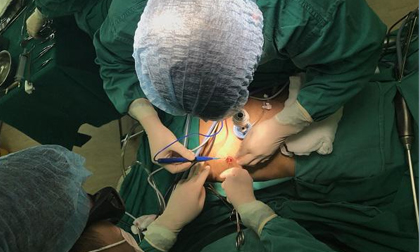 Bé gái 12 tuổi đã mắc ung thư đại trực tràng, có triệu chứng này cần đi khám gấp