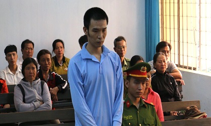 Bị nhắc nhở không chịu làm ăn, con rể đánh chết bố vợ