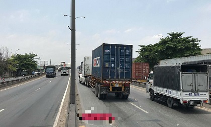 Lao đầu vào xe container, người đàn ông chết thảm
