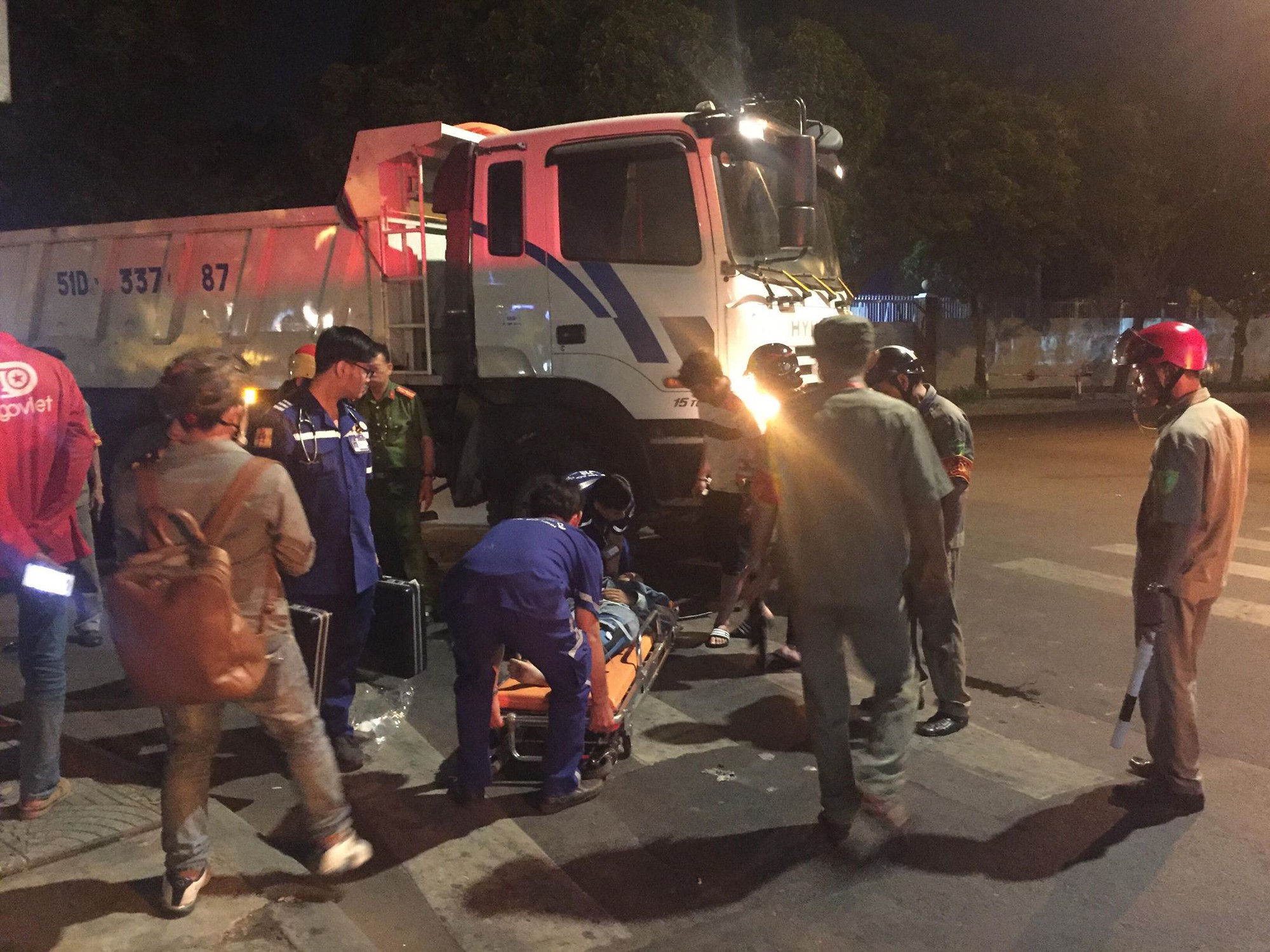 Hai nữ sinh thoát chết thần kì dưới bánh xe ben ở trung tâm Sài Gòn
