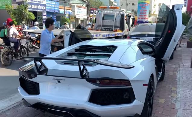 Đại gia Việt chịu chơi bỏ chục tỷ sắm siêu xe 'bò vàng' Lamborghini Đại gia Việt chịu chơi bỏ chục tỷ sắm siêu xe 'bò vàng' Lamborghini