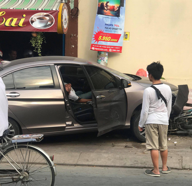 Tài xế nằm sùi bọt mép trong xe sau khi gây tai nạn ở Sài Gòn, nghi phê ma tuý