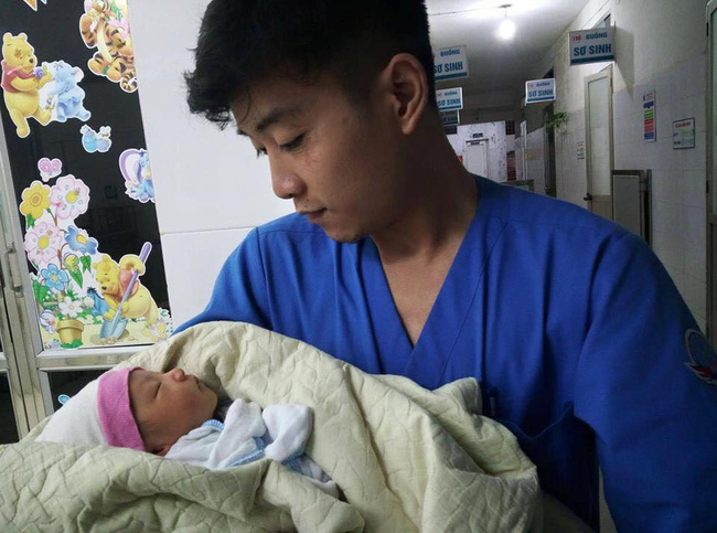 Hà Nội: Bé trai khoảng 10 ngày tuổi bị mẹ bỏ rơi ở xe rác trong đêm mưa tầm tã - Ảnh 1.