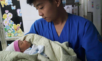 Hà Nội: Bé trai khoảng 10 ngày tuổi bị bỏ rơi ở xe rác trong đêm mưa tầm tã