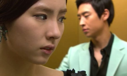 Biết chồng đi cầu hôn nhân tình, vợ lặng lẽ ngồi nhà ‘chờ’ cái kết