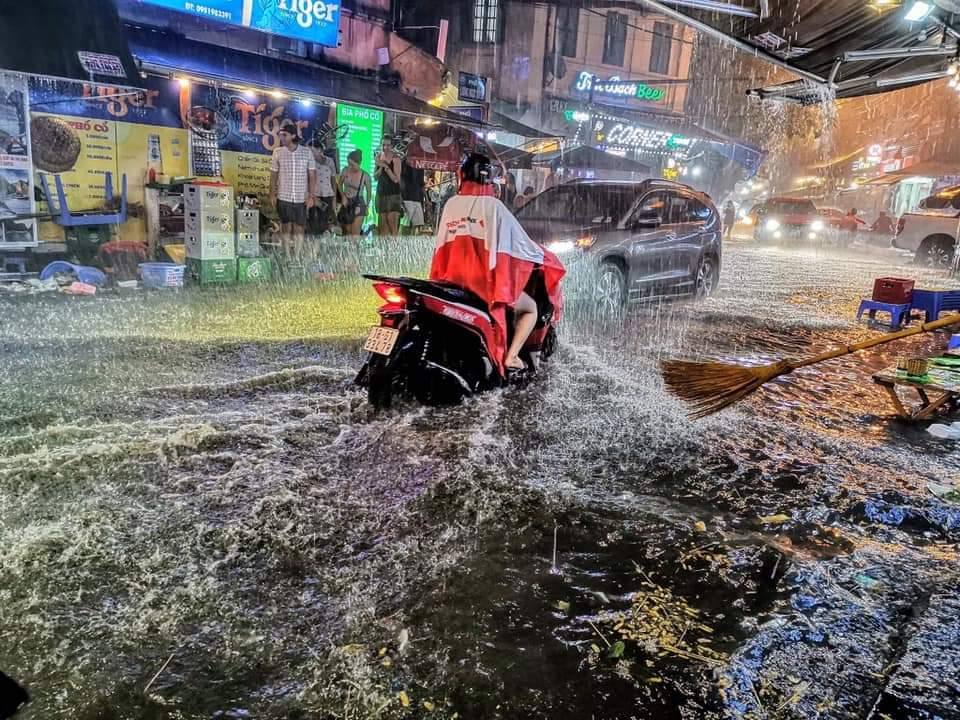 Hà Nội mưa cực to giữa kỳ nghỉ lễ, nửa đêm rẽ sóng về nhà