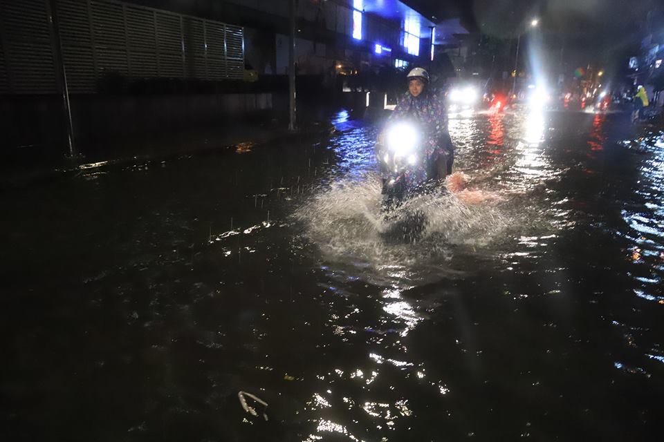 Hà Nội mưa cực to giữa kỳ nghỉ lễ, nửa đêm rẽ sóng về nhà