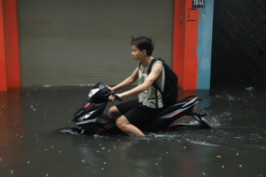 Hà Nội ngập sâu, sinh hoạt của người dân đảo lộn sau cơn mưa lớn