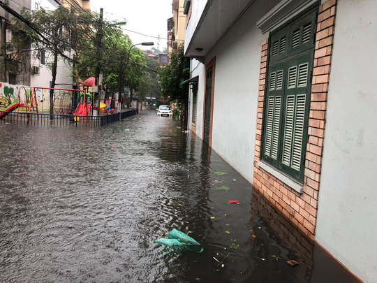 Hà Nội ngập sâu, sinh hoạt của người dân đảo lộn sau cơn mưa lớn