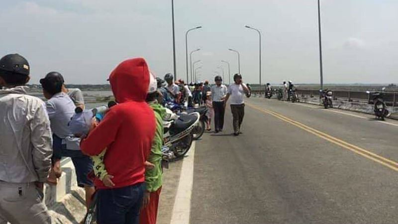 Mẹ bất lực nhìn con trai nhảy cầu tự tử