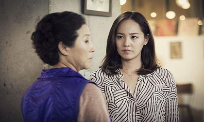 Lúi húi rửa bát ngày đầu về nhà chồng, tôi chết lặng trước lời bình luận của nhà anh 