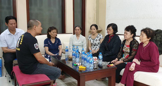 Con trai cô giáo nấc nghẹn khi mẹ bị xe Mercedes đâm tử vong: Giờ em đã không còn mẹ nữa rồi... - Ảnh 2. Con trai cô giáo nấc nghẹn khi mẹ bị xe Mercedes đâm tử vong: Giờ em đã không còn mẹ nữa rồi... - Ảnh 2.