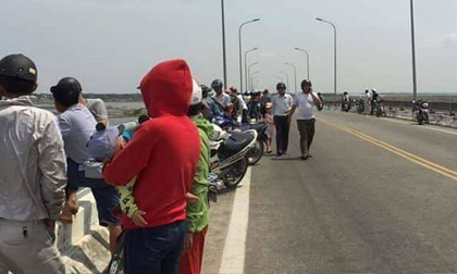 Mẹ bất lực nhìn con trai nhảy cầu tự tử