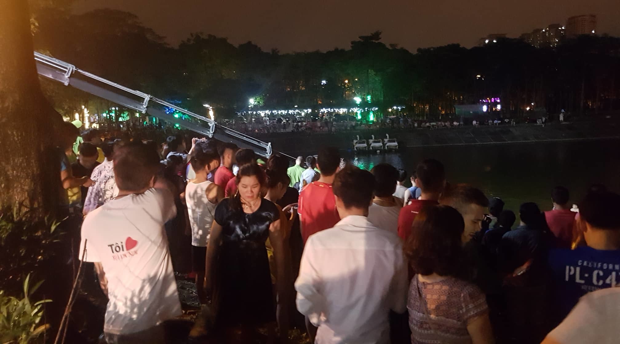 Ô tô lao xuống hồ Linh Đàm lúc nửa đêm, dưới chân tòa HH
