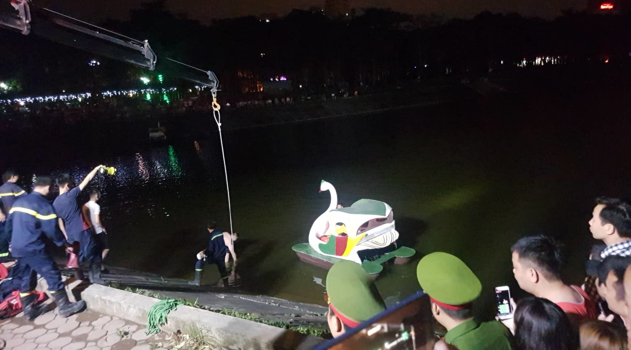 Ô tô lao xuống hồ Linh Đàm lúc nửa đêm, dưới chân tòa HH