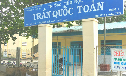 Tạm giam phụ huynh 'nựng' má và dâm ô 6 học sinh lớp 1