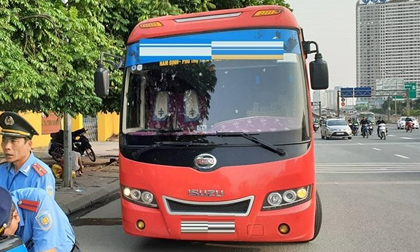 Hành khách tố cáo, xe 29 chỗ nhét 73 người bị bắt tại trận